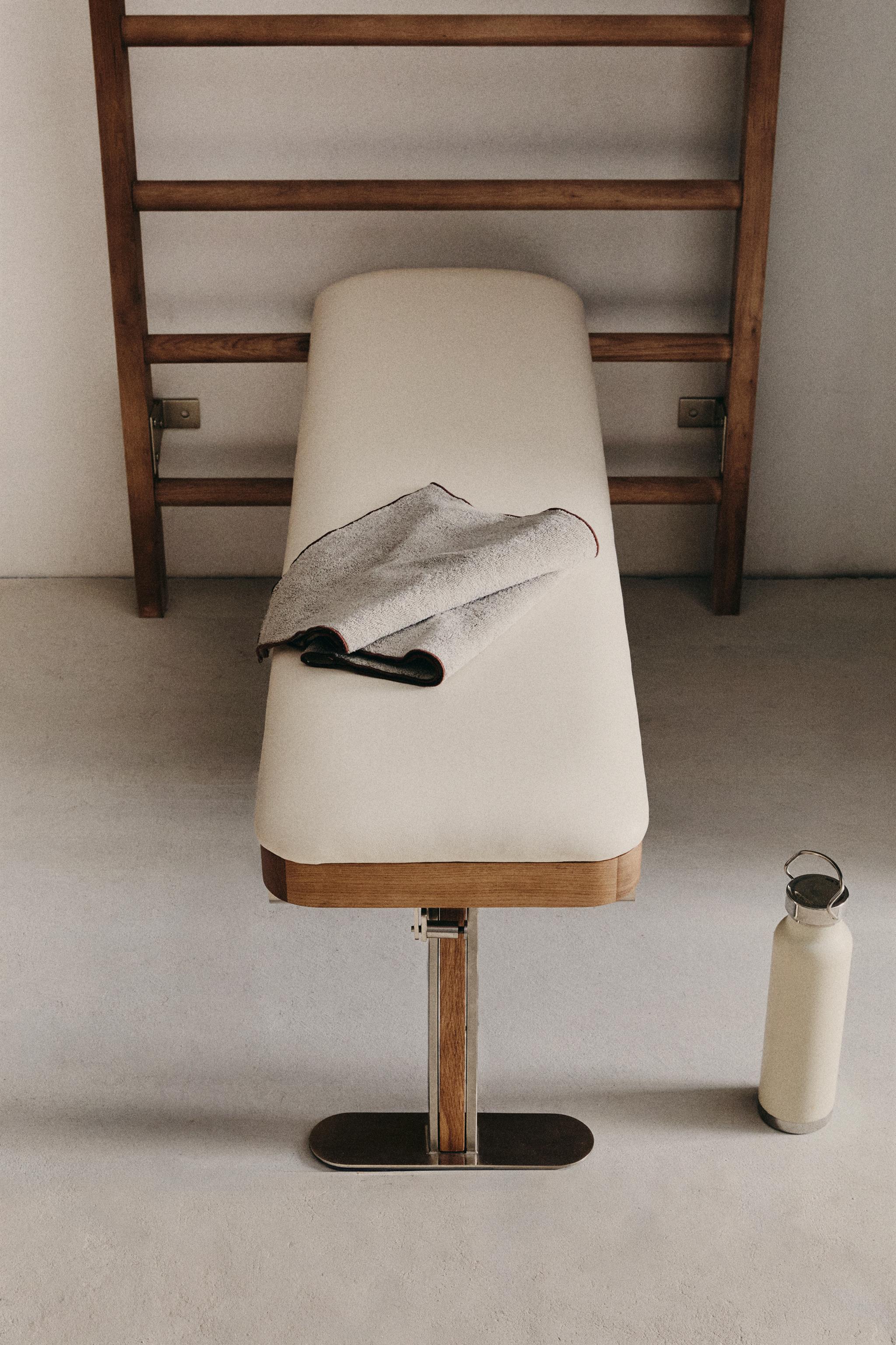 ADJUSTABLE LEATHER LADDER BENCH